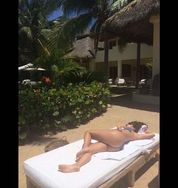 Kim Kardashian se dore la pilule à Punta Mita, au Mexique. Août 2014.