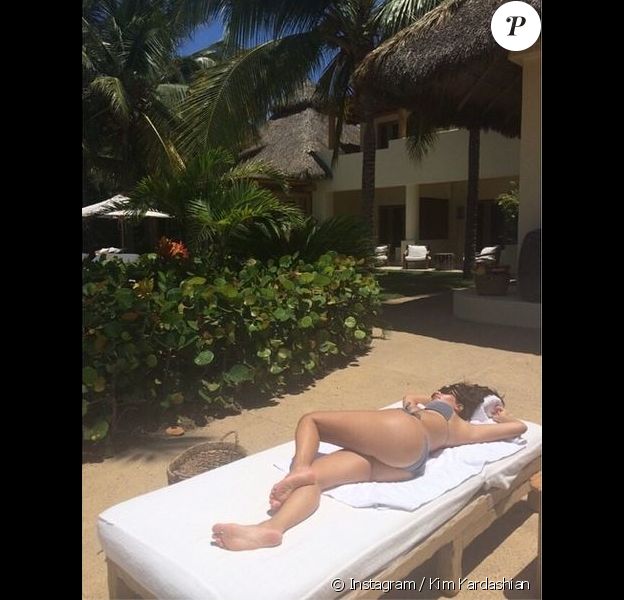 Kim Kardashian se dore la pilule à Punta Mita, au Mexique. Août 2014.