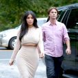 Kim Kardashian (et Jonathan Cheban) à Southampton, le 13 août 2014.