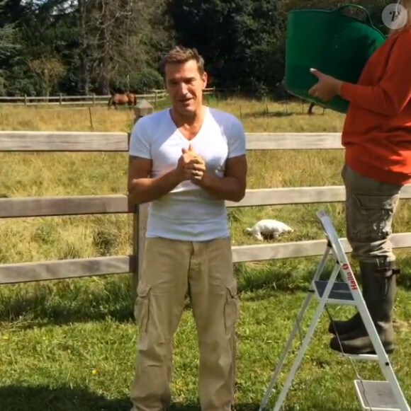 Benjamin Castaldi, défié au Ice Bucket Challenge, accepte le challenge.