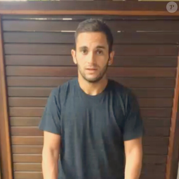 Malik Bentalha, défié au Ice Bucket Challenge, accepte le challenge.