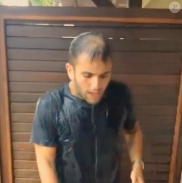 Malik Bentalha, défié au Ice Bucket Challenge, accepte le challenge.