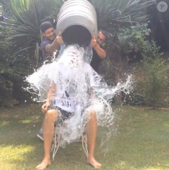 Baptiste Giabiconi, défié au Ice Bucket Challenge, accepte le challenge.