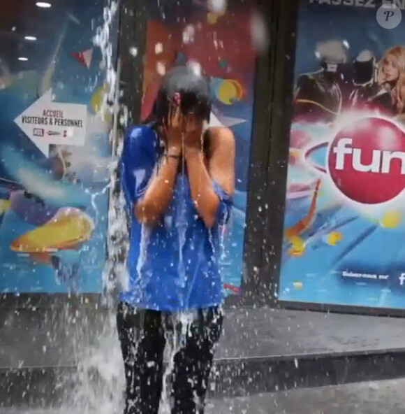 Karima Charni relève l'Ice Bucket Challenge à Paris devant les locaux de Fun Radio.