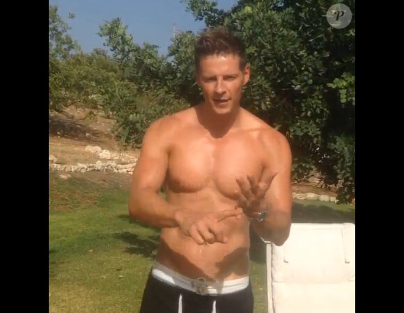 Matthieu Delormeau relève le défi du Ice Bucket Challenge. Août 2014.