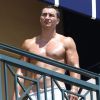 Wladimir Klitschko, fiancé d'Hayden Panettiere, se fait bronzer sur la terrasse de son hôtel à Miami le 2 août 2014