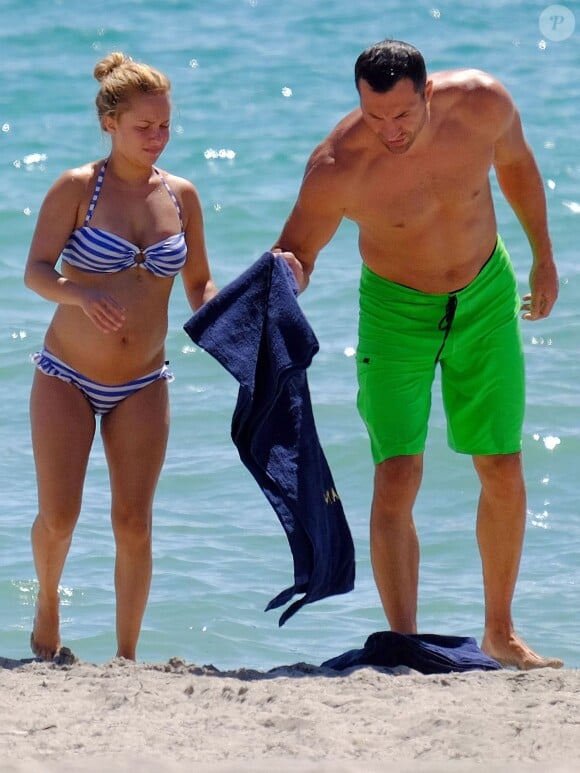 Exclusif - Hayden Panettiere, enceinte de son premier enfant, avec son fiancé Wladimir Klitschko à la plage à Miami le 1er août 2014