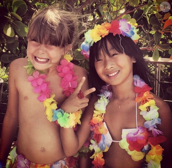 En vacances à Saint-Barth', le clan Hallyday a célébré comme il se doit les 10 ans de Jade et les 6 ans de Joy à l'occasion d'une fête tahitienne à laquelle ont également pris part Marc Lavoine et son épouse, Sarah, le 5 août 2014.