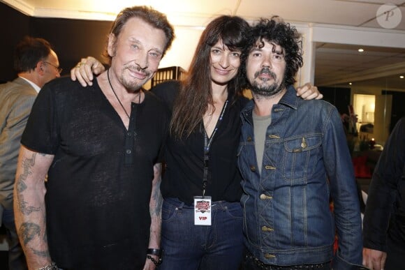 Exclusif - Johnny Hallyday avec Yarol Poupaud et sa compagne Caroline de Maigret dans les loges du Born Rocker Tour de Johnny Hallyday au POPB à Paris le 14 juin 2013