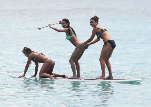 Exclusif - Les danseuses du spectacle Ballroom with a Twist font du paddle sur une plage de Waïkiki, à Hawaï. Le 20 août 2014.