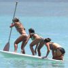 Exclusif - Les danseuses du spectacle Ballroom with a Twist font du paddle sur une plage de Waïkiki, à Hawaï. Le 20 août 2014.