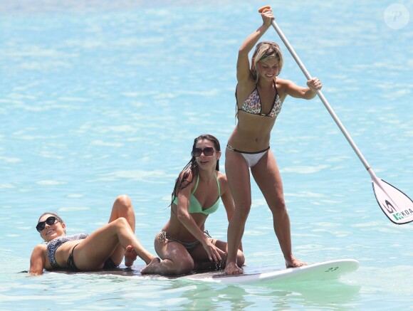 Exclusif - Les membres de la troupe de Ballroom with a Twist font du paddle sur une plage de Waïkiki, à Hawaï. Le 20 août 2014.
