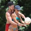 Exclusif - Les danseurs Val Chmerkovskiy et Karina Smirnoff jouent au volleyball sur une plage de Waïkiki, à Hawaï. Le 20 août 2014.
