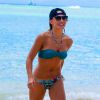 Karina Smirnoff, détendue en bikini sur une plage de Waikiki, à Hawaï. Le 20 août 2014.