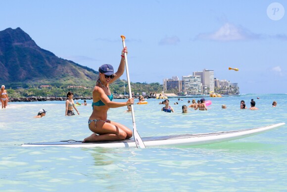 Karina Smirnoff fait du paddle sur une plage de Waïkiki à Hawaï, avec ses amis danseurs du spectacle Ballroom with a Swift. Le 20 août 2014.