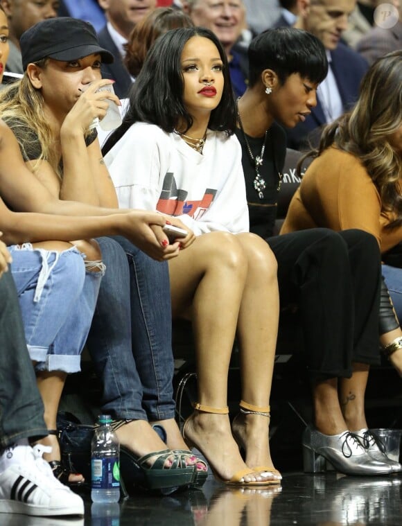 Rihanna assiste avec une amie au match de basketball caritatif RN Summer Classic au Barclays Center. Brooklyn, le 21 août 2014.