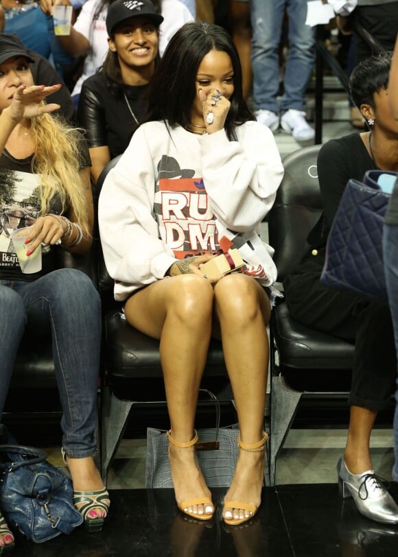 Rihanna assiste au match de basketball caritatif RN Summer Classic au Barclays Center. Brooklyn, le 21 août 2014.