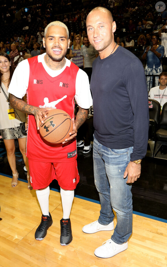 Derek Jeter - Rihanna assiste à un match caritatif de basketball à New York auquel Chris Brown participe, le 21 août 2014.