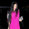 Rihanna arrive au Butter Restaurant à New York, habillée d'une robe fucshia Helmut Lang, d'une pochette rayée Balmain et de sandales Christian Louboutin (modèle Impera). Le 18 août 2014.