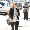 Hilary Duff se promène à West Hollywood, habillée d'un blazer noir Helmut Lang, d'un t-shirt blanc, d'un sac matelassé Chanel, d'un jean nervuré aux genoux Frame Denim et de bottines Belle by Sigerson Morrison. Le 20 août 2014.