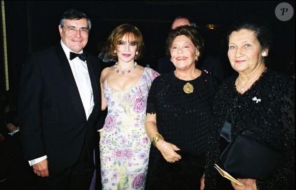 Jean-Louis Beffa, madame Akram Ojjeh, la baronne Philippine de Rothschild et Simone Veil à l'opéra Bastille à Paris en 2004. 