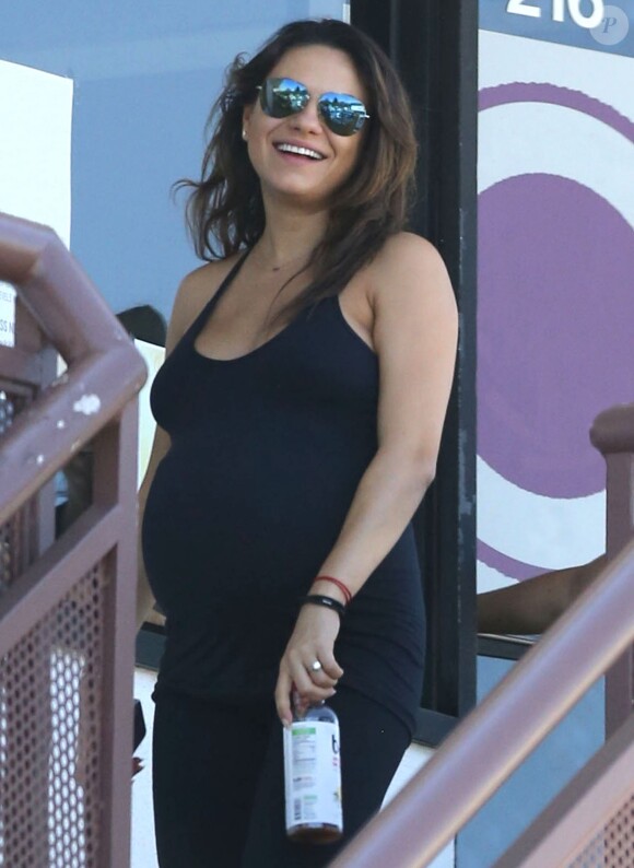 Mila Kunis, très enceinte, est allée déjeuner avec une amie après un cours de yoga à Los Angeles, le 23 août 2014.
