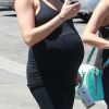 Mila Kunis, proche de l'accouchement, est allée déjeuner avec une amie après un cours de yoga à Los Angeles, le 23 août 2014.