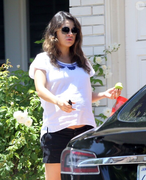 Exclusif - L'actrice Mila Kunis enceinte se rend chez une amie à Beverly Hills, le 9 août 2014.