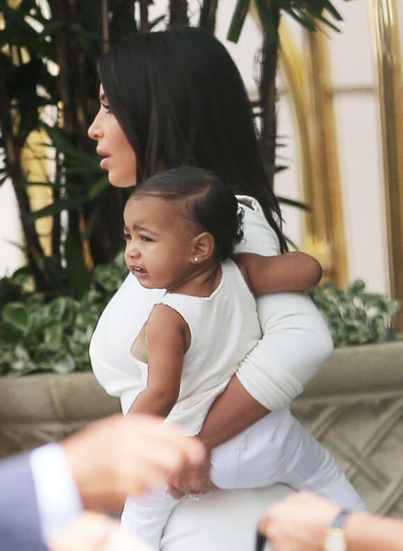 Kim Kardashian avec sa fille North à la sortie de l'hôtel "Peninsula Beverly Hills", le 25 août 2014.