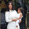 Kim Kardashian à la sortie de l'hôtel "Peninsula Beverly Hills" avec sa fille North à Beverly Hills, le 25 août 2014.