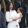 Kim Kardashian en compagnie de sa fille North à la sortie de son l'hôtel "Peninsula Beverly Hills", le 25 août 2014. 