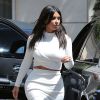 Kim Kardashian à la sortie de l'hôtel "Peninsula Beverly Hills" avec sa fille North à Beverly Hills, le 25 août 2014.