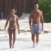 Jessica Alba et son mari Cash Warren se baignent à Mexico, le 11 juillet 2014.