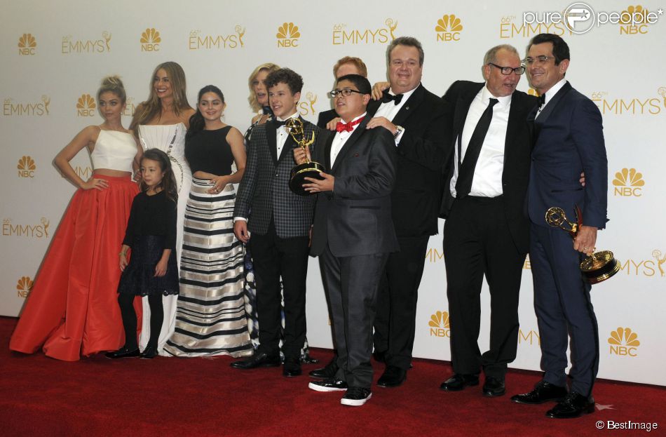 Sarah Hyland et le cast de Modern Family lors de la 66e cérémonie annuelle des Emmy Awards au Nokia Theatre à Los Angeles, le 25 août 2014.