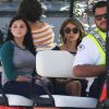 Sarah Hyland et Ariel Winter sont conduites dans une voiture de golf pendant le tournage de la série "Modern Family à Pasadena, le 14 août 2014