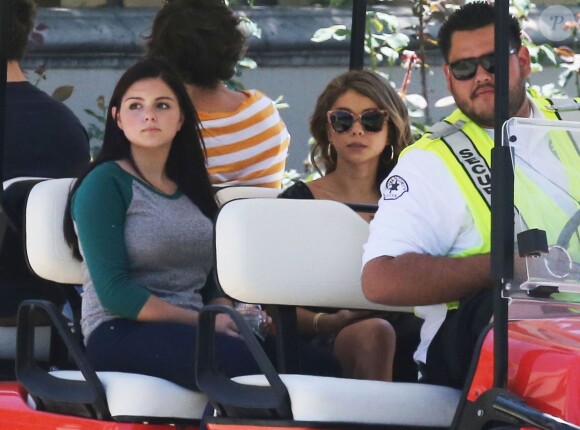 Sarah Hyland et Ariel Winter sont conduites dans une voiture de golf pendant le tournage de la série "Modern Family à Pasadena, le 14 août 2014