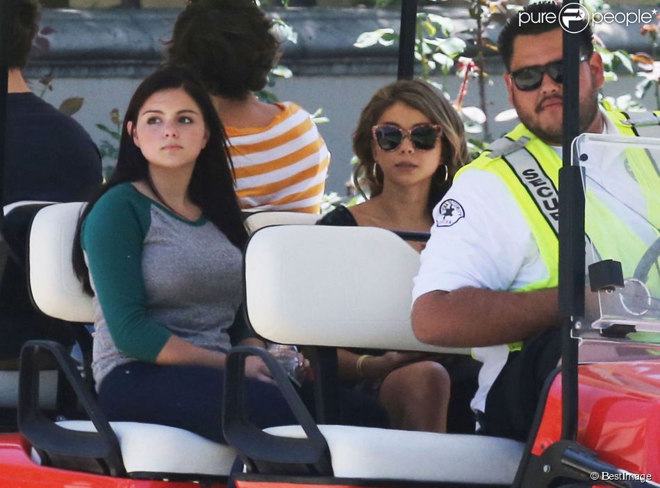 Sarah Hyland et Ariel Winter sont conduites dans une voiture de golf pendant le tournage de la série &quot;Modern Family à Pasadena, le 14 août 2014