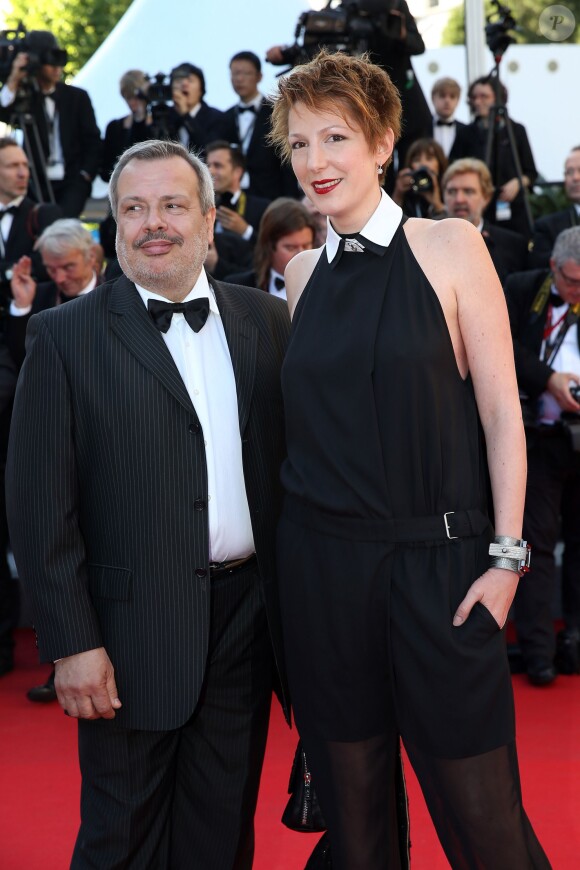 Natacha Polony (habillée en Karl Lagerfeld) et son mari Perico Légasse - Montée des marches du film "Pour une poignée de dollars" pour la cérémonie de clôture du 67e Festival du film de Cannes. Le 24 mai 2014.