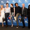 Amy Ryan, Edward Norton, Emma Stone, Alejandro G. Inarritu, Michael Keaton et Andrea Riseborough sur le tapis rouge de la première du film "Birdman" lors de la cérémonie d'ouverture de la 71e Mostra de Venise, le 27 août 2014.