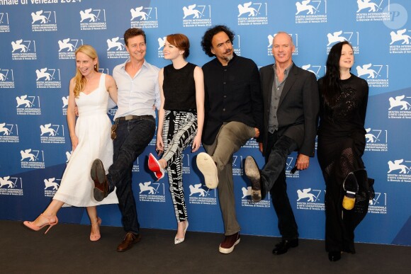 Amy Ryan, Edward Norton, Emma Stone, Alejandro G. Inarritu, Michael Keaton et Andrea Riseborough sur le tapis rouge de la première du film "Birdman" lors de la cérémonie d'ouverture de la 71e Mostra de Venise, le 27 août 2014.