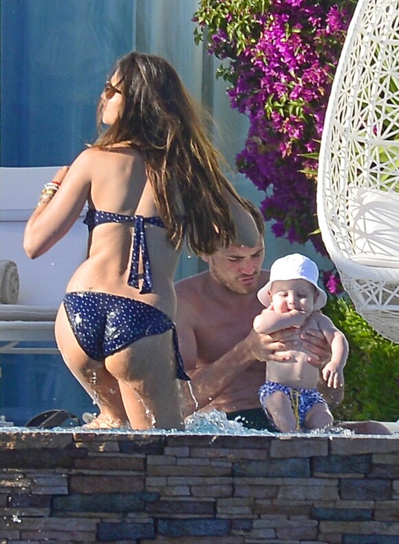 Iker Casillas, sa sublime Sara Carbonero et leur petit Martin profitent de leurs vacances dans la région de l'Algarve au Portugal, le 5 juillet 2014