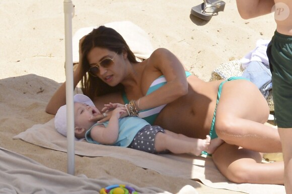 Sara Carbonero et son petit Martin lors de leurs vacances sur les plages de la région de l'Algarve au Portugal, le 5 juillet 2014