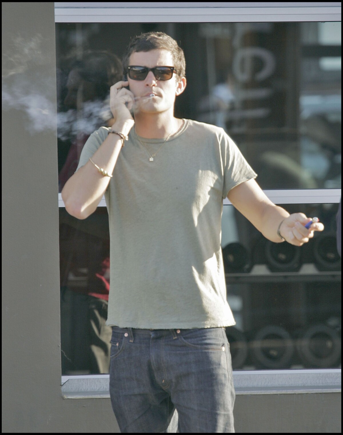 Photo Orlando Bloom fume une cigarette à Los Angeles, le 19 juillet