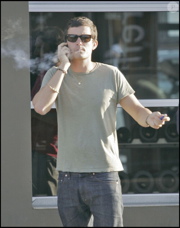 Orlando Bloom fume une cigarette à Los Angeles, le 19 juillet 2009.