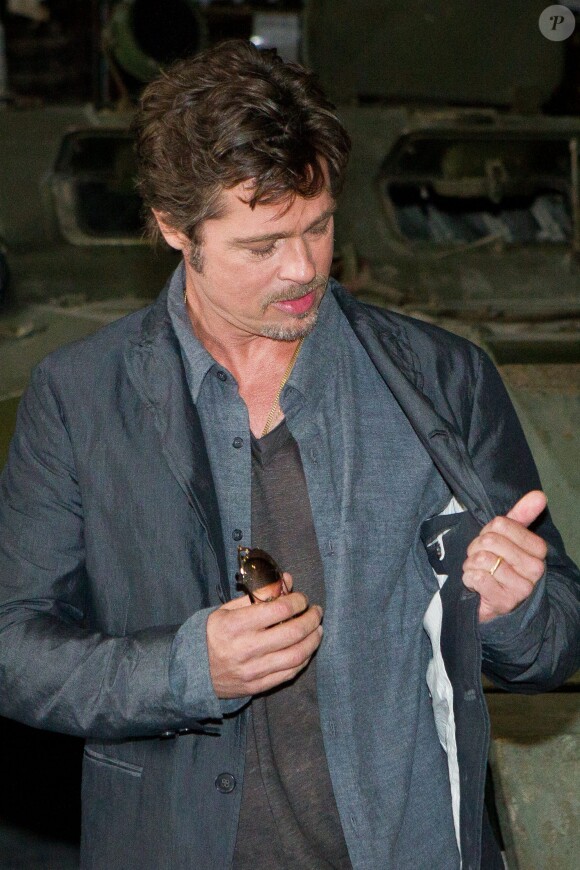 Brad Pitt (avec son alliance) lors d'un photocall pour le film fury au Tank Museum de Bovington, Dorset, le 28 août 2014.