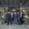 David Ayer, Logan Lerman, Brad Pitt, Jon Bernthal et Bill Block lors d'un photocall pour le film fury au Tank Museum de Bovington, Dorset, le 28 août 2014.