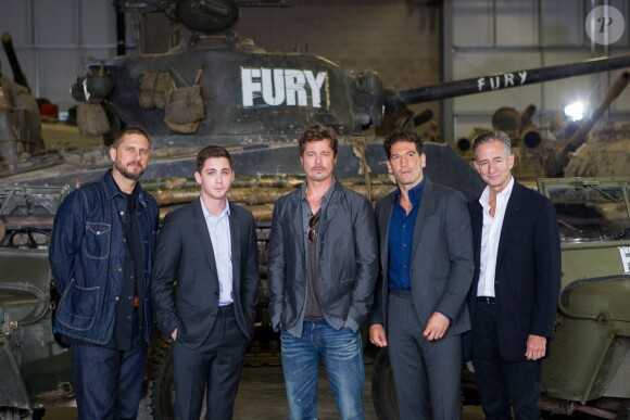 David Ayer, Logan Lerman, Brad Pitt, Jon Bernthal et Bill Block lors d'un photocall pour le film fury au Tank Museum de Bovington, Dorset, le 28 août 2014.
