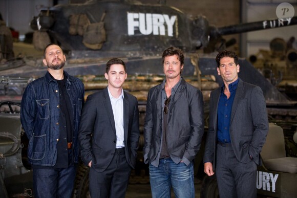 David Ayer, Logan Lerman, Brad Pitt, Jon Bernthal et Bill Block lors d'un photocall pour le film fury au Tank Museum de Bovington, Dorset, le 28 août 2014.