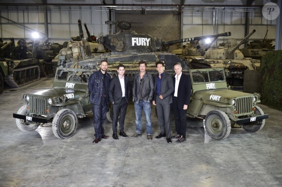David Ayer, Logan Lerman, Brad Pitt, Jon Bernthal et Bill Block lors d'un photocall pour le film fury au Tank Museum de Bovington, Dorset, le 28 août 2014.