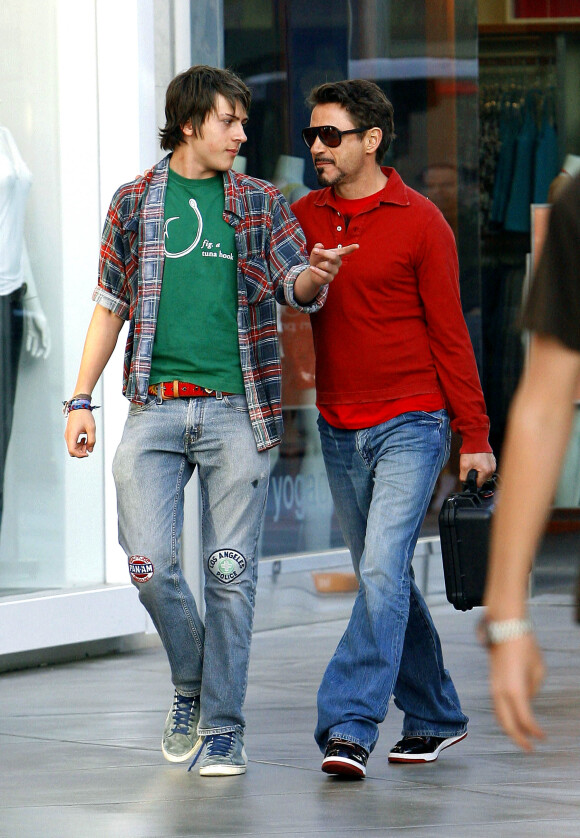 Robert Downey Jr. se promenant avec son fils Indio le 25 avril 2009